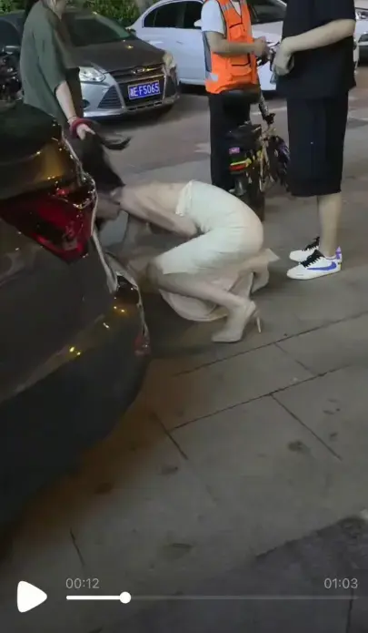 《白裙女子被抓头发跳河》原配抓小三冲突致落水事件完整还原 - HD高清无删减版在线观看 - 湘E白裙女被扯发坠河全程视频《白裙女子被抓头发跳河》