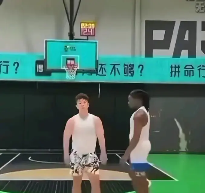 《牛教练的裤子》无删减免费播放-本以为是教黑哥练低位单打-结果他从背后掏的不是篮球而是物理教材《牛教练的裤子》