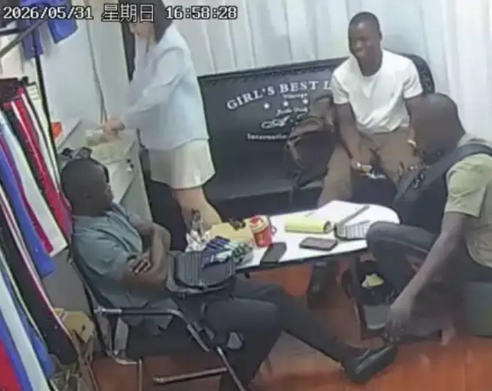 监控视频《三个黑人买衣服》原版无删减在线播放-三个黑人买衣服下大单高清完整版-美女服装店黑料资源免费看